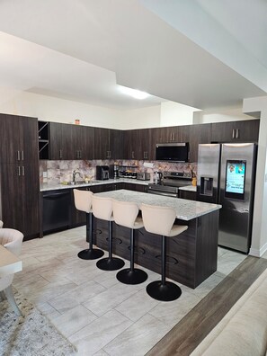 Private kitchen - Luxury 4 BDRM Niagara Escape+Free Falls Drop -Off (Thorold)