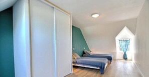 A bedroom with two beds, a skylight, and a view of the outdoors. - Au Soleil Levant 2 - PLESCOP (PLESCOP)