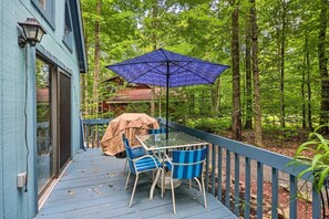 Outdoor dining - Arrowhead Lake Family Cabin - Sleeps 8 + Bunk Room + Beach Access (Pocono Lake)