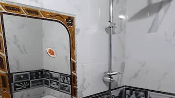 Bathtub, free toiletries, hair dryer, slippers