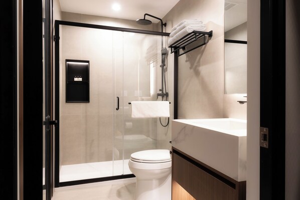 Bathroom - Sosuite - City View Queen Room w Desk (Philadelphia)