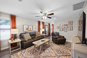 Unclassified image, 3 of 6, button - Relaxing 2BR 1BA Townhome • Loaded Amenities • Central Location Near I-40 (Jackson)