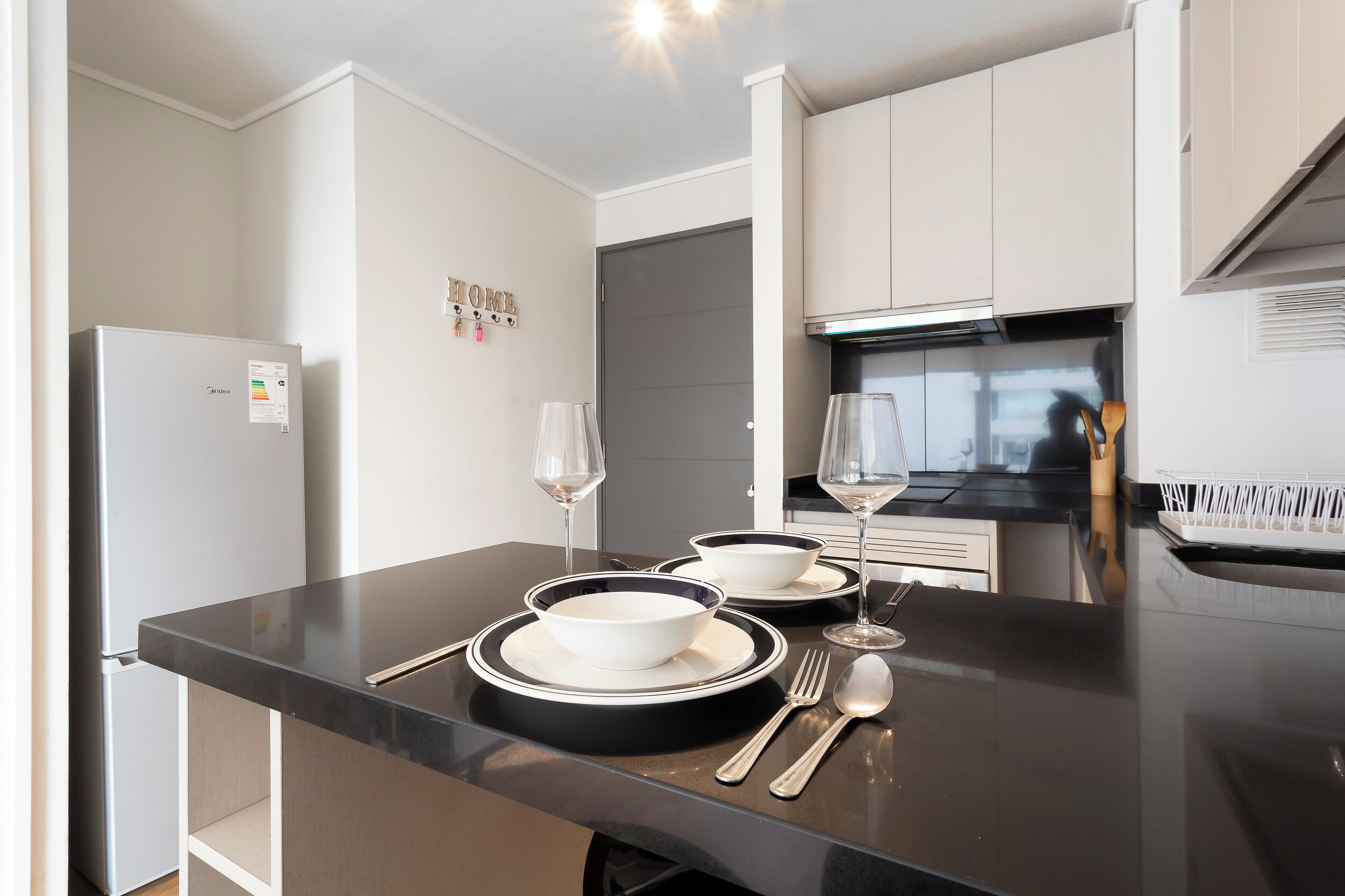 Apartamento | Cocina privada | Frigorífico grande, microondas, horno y placa de cocina