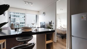 Apartment | Dapur peribadi | Peti sejuk/penyejuk beku saiz penuh, ketuhar gelombang mikro, ketuhar 