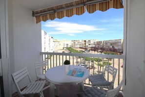 Outdoor dining - 2-room apartment with sleeping alcove and terrace, close to the sea and shops (LE GRAU DU ROI)