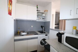 Fridge, microwave, cookware/dishes/utensils - 2-room apartment with sleeping alcove and terrace, close to the sea and shops (LE GRAU DU ROI)