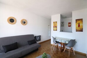 TV - 2-room apartment with sleeping alcove and terrace, close to the sea and shops (LE GRAU DU ROI)