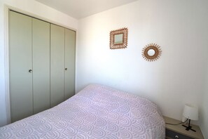 1 bedroom - 2-room apartment with sleeping alcove and terrace, close to the sea and shops (LE GRAU DU ROI)