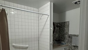 Un bagno con doccia, toilette e lavandino.