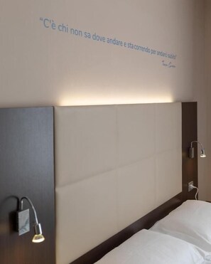 In-room safe, desk, blackout curtains, soundproofing - Hotel gimmi (Torre Pedrera)