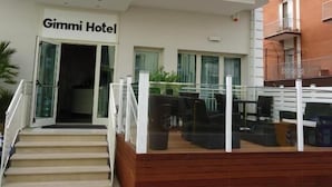 A hotel entrance with a name sign, a staircase, and a balcony. - Hotel gimmi (Rimini)