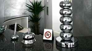 A modern bathroom with a black lamp, a no-smoking sign, and a plant. - Hotel gimmi (Rimini)