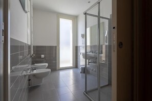 Superior Quadruple Room, Partial Sea View | Bathroom | Shower, hair dryer, towels - Hotel gimmi (Torre Pedrera)