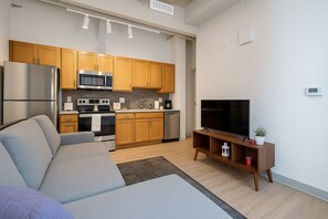 Living area - Downtown Stylish Executive Loft w/ In Unit Washer & Dryer + Free Parking (Cleveland)