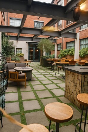 Outdoor dining - Downtown Stylish Executive Loft w/ In Unit Washer & Dryer + Free Parking (Cleveland)