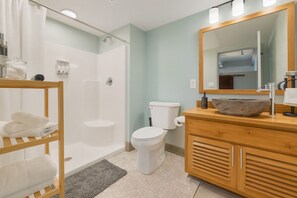 Bathroom - Downtown Stylish Executive Loft w/ In Unit Washer & Dryer + Free Parking (Cleveland)
