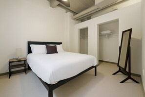 Room - Downtown Stylish Executive Loft w/ In Unit Washer & Dryer + Free Parking (Cleveland)