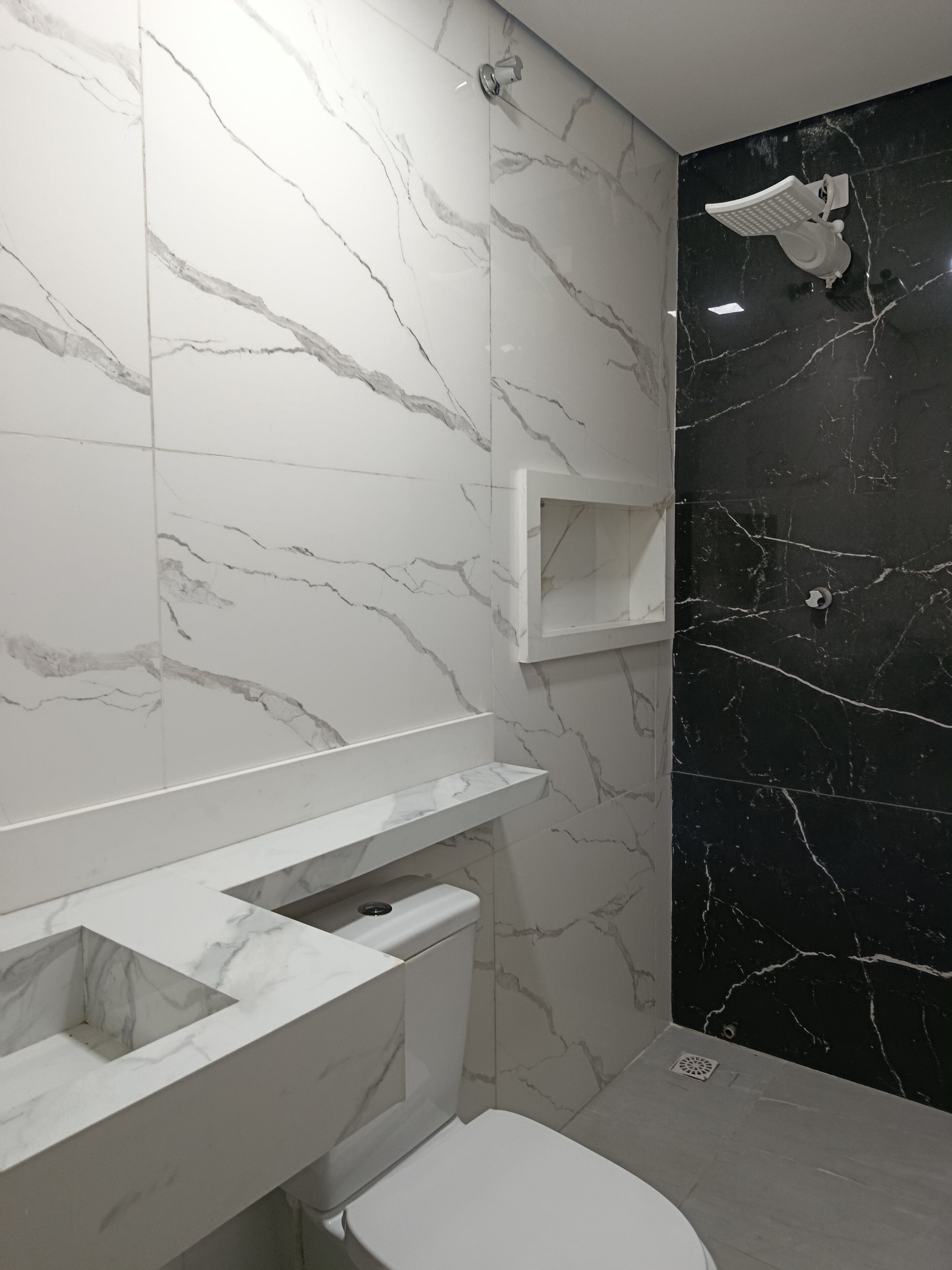 Habitación estándar doble | Baño | Ducha, toallas, jabón y papel higiénico