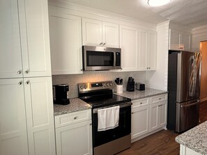 Private kitchen - Peaceful 2-beds/2- baths apartment in charming Augusta (Augusta)