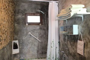 Bidet, toallas, jabón, papel de baño 