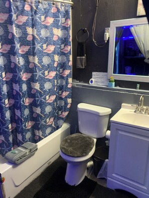Hair dryer, towels, soap, toilet paper - Cozy 1-bedroom studio tiny home experience (Orlando)
