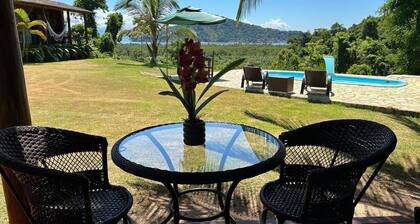 Cozy chalet in Paraty with a bathtub and a beautiful sea view.