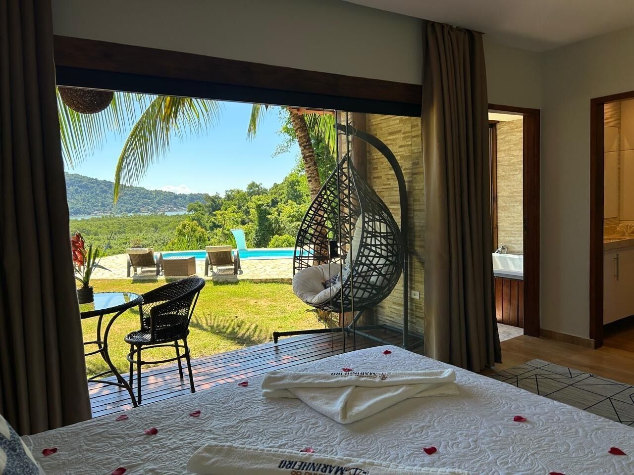 1 habitación, tabla de planchar con plancha, wifi y ropa de cama 