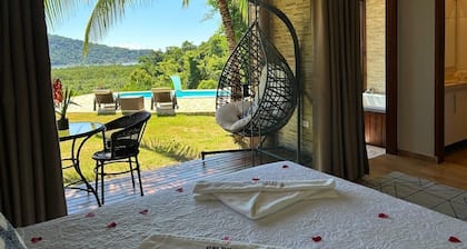 Cozy chalet in Paraty with a bathtub and a beautiful sea view.
