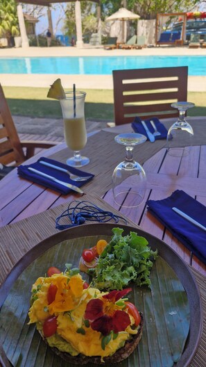 Outdoor dining - Luxury Tropical Family Haven in Reserva Conchal (Brasilito)