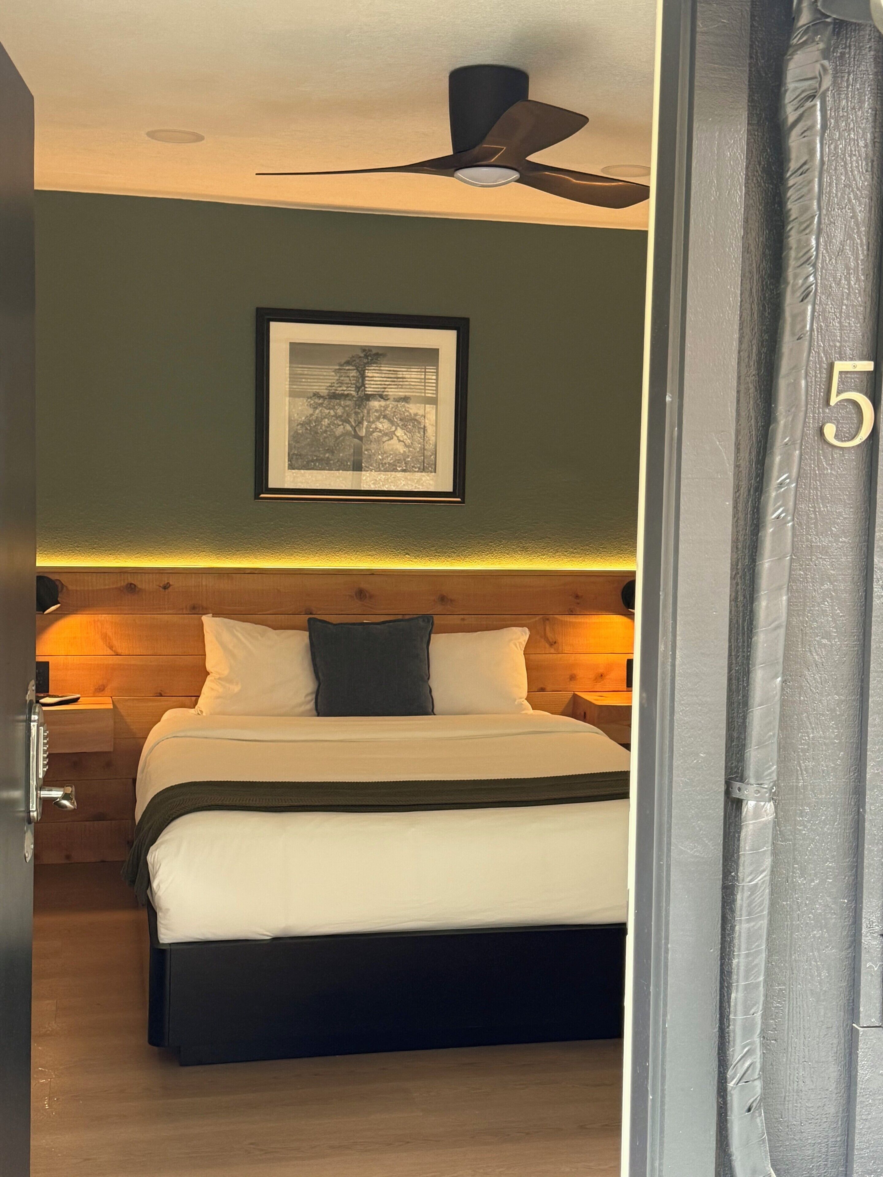 Room (#5) | Desk, laptop workspace, free WiFi, bed sheets