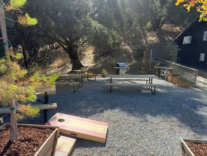 Outdoor dining - Granite Ridge (Oakhurst)