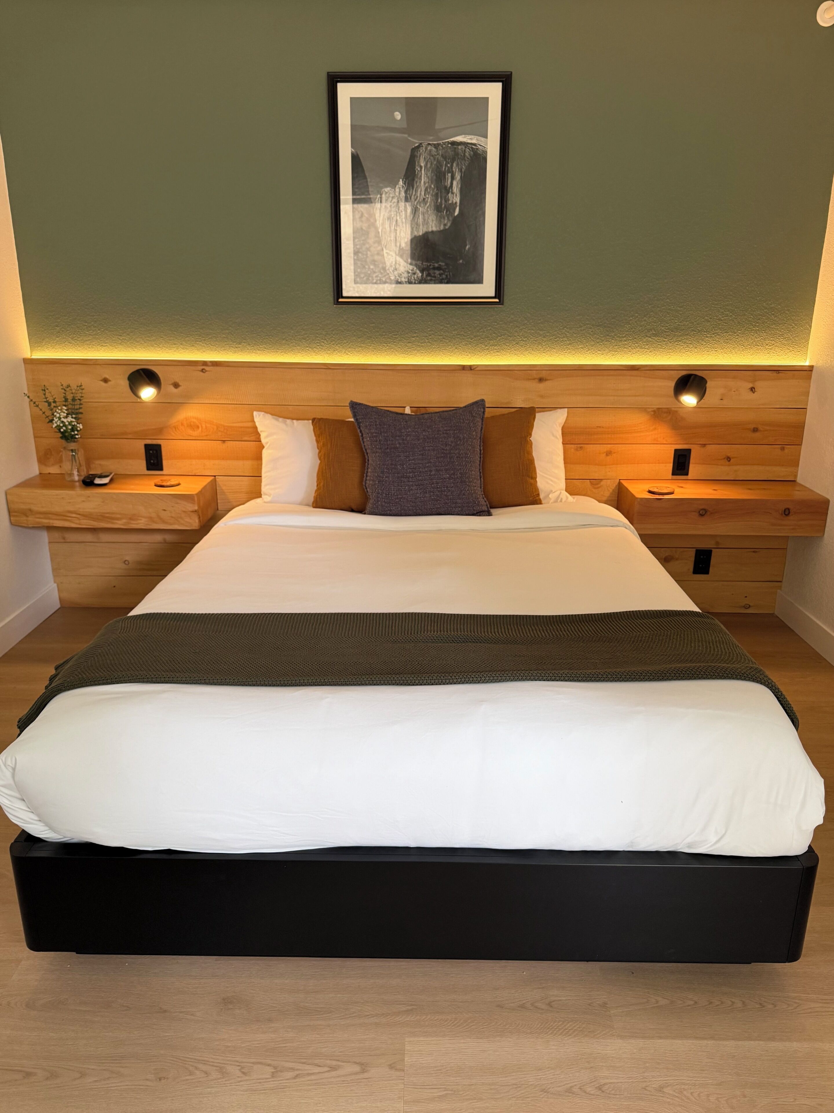 Room (#4) | Desk, laptop workspace, free WiFi, bed sheets