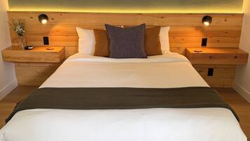 Room (#4) | Desk, laptop workspace, free WiFi, bed sheets