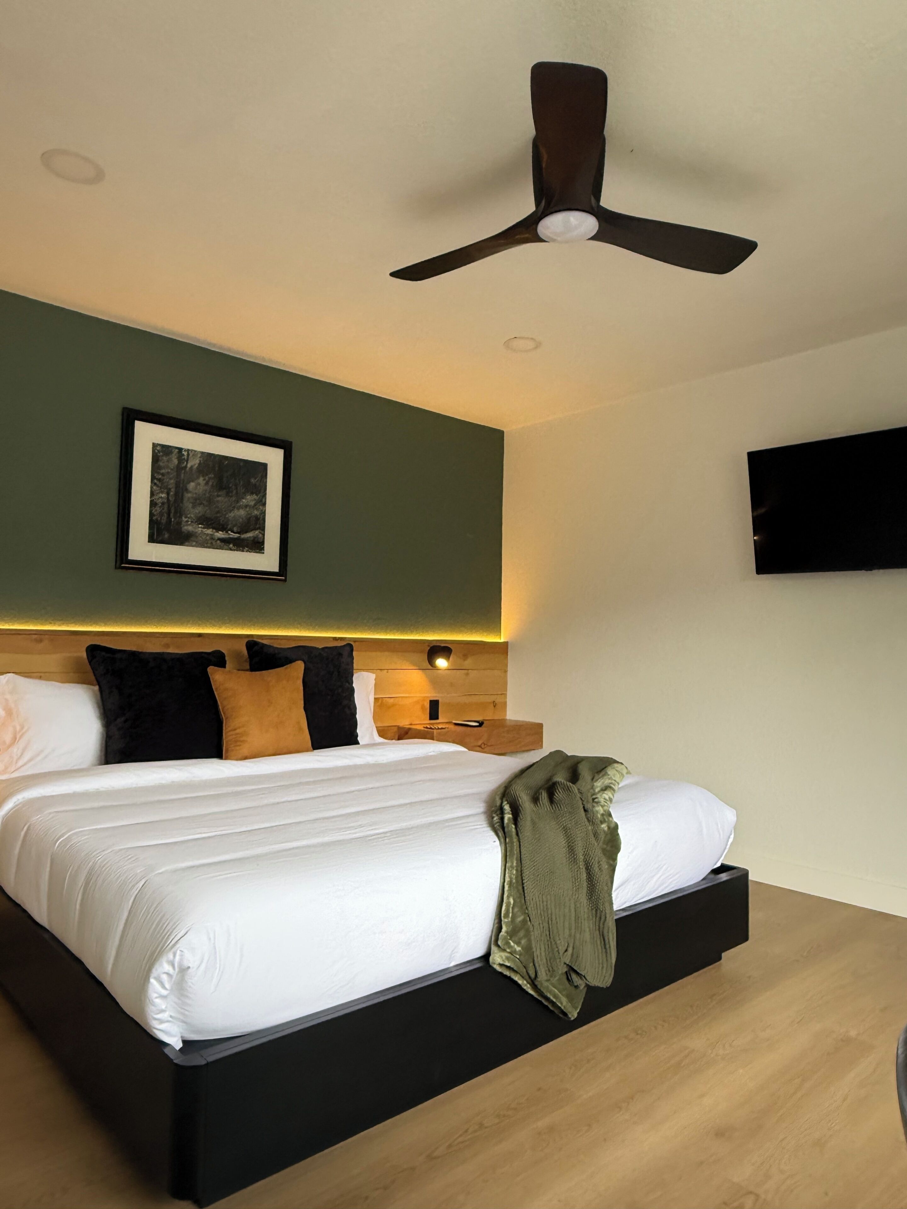 Room (#3) | Desk, laptop workspace, free WiFi, bed sheets