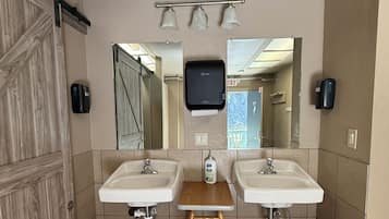 Shower, handuk, sabun, dan sampo
