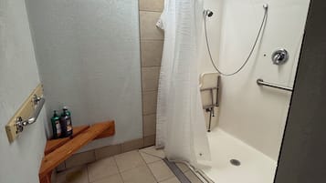 Dusj, håndklær, såpe og sjampo