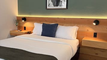 Room (#6) | Desk, laptop workspace, free WiFi, bed sheets