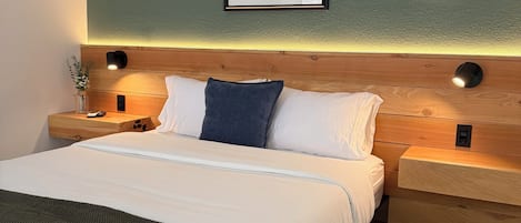 Room (#6) | Desk, laptop workspace, free WiFi, bed sheets