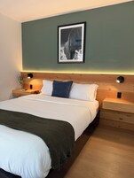 Room (#6) | Desk, laptop workspace, WiFi (free), bed sheets