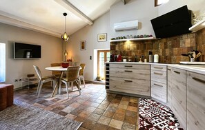 Dining - Gorgeous home in Cessenon-Sur-Orb with WiFi (Cessenon-Sur-Orb)