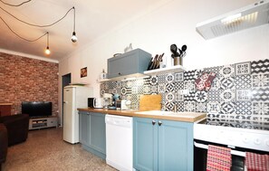 Fridge, microwave, oven, stovetop - Cozy home in Perpignan with swimming pool (Perpignan)