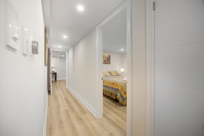 2 Schlafzimmer, Schreibtisch, Bügeleisen/Bügelbrett, Reisekinderbett