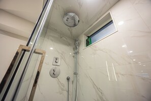 Dusche, Haartrockner, Handtücher, Seife