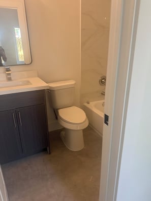 Ein Badezimmer mit Toilette, Waschbecken und Badewanne.