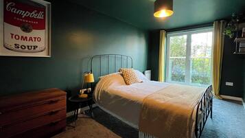 Iron/ironing board, travel crib, WiFi, bed sheets