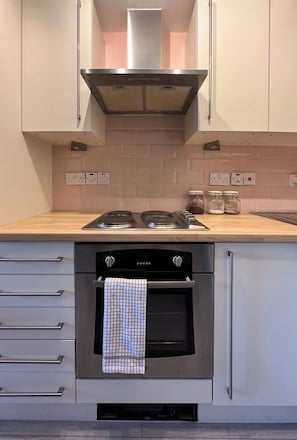 Kühlschrank, Herdplatte, Geschirrspüler, Toaster