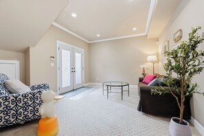 Smart TV - 3BR Suite near White Rock Beach • Pool & BBQ (Surrey)