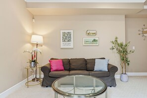 Smart TV - 3BR Suite near White Rock Beach • Pool & BBQ (Surrey)