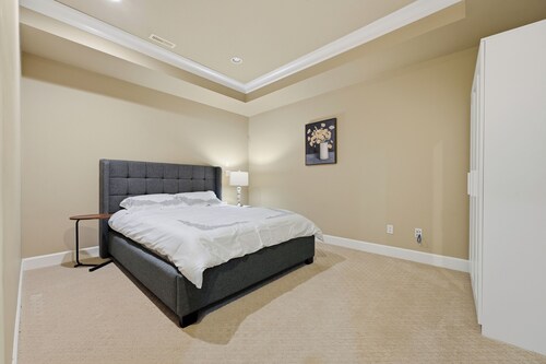 3BR Suite near White Rock Beach • Pool & BBQ