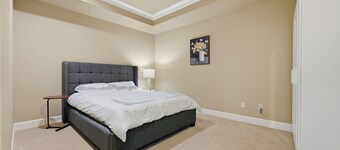 3BR Suite near White Rock Beach • Pool & BBQ